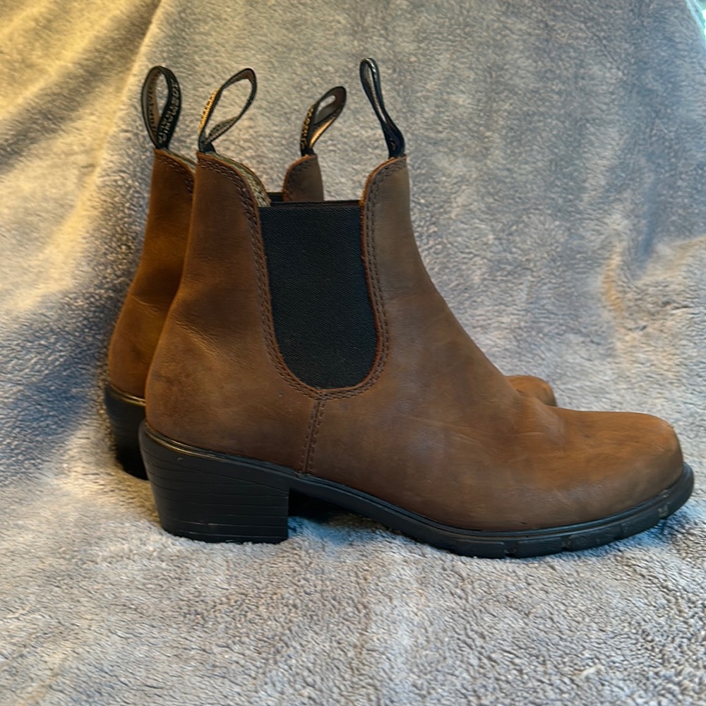 Blundstone heeled boots #1673 in Antique Brown. Women’s Size 7 US 37 EU